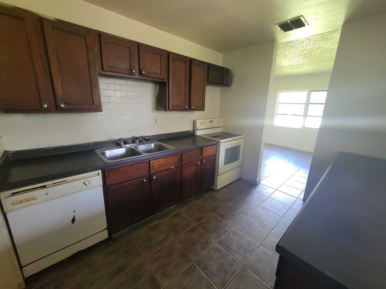 1218 Dewey Ave #10 - Photo 5 of 32