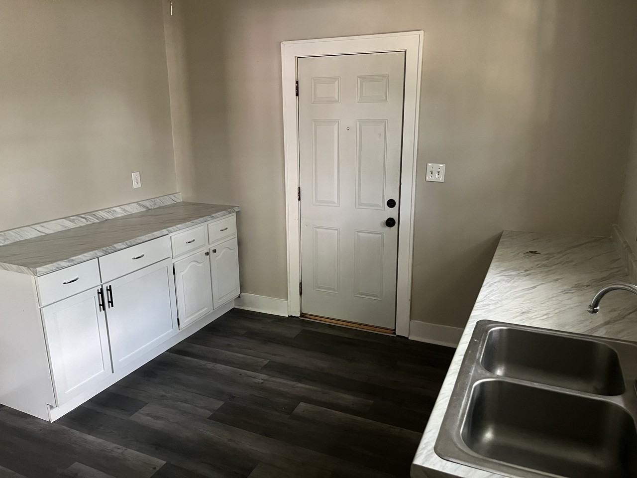 1216 N Limestone St #1216 - Photo 4 of 13