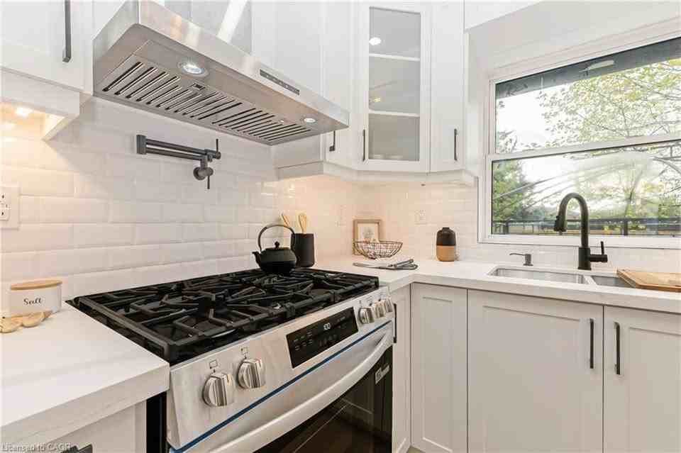 487 East 37th St #1 - Photo 2 of 21