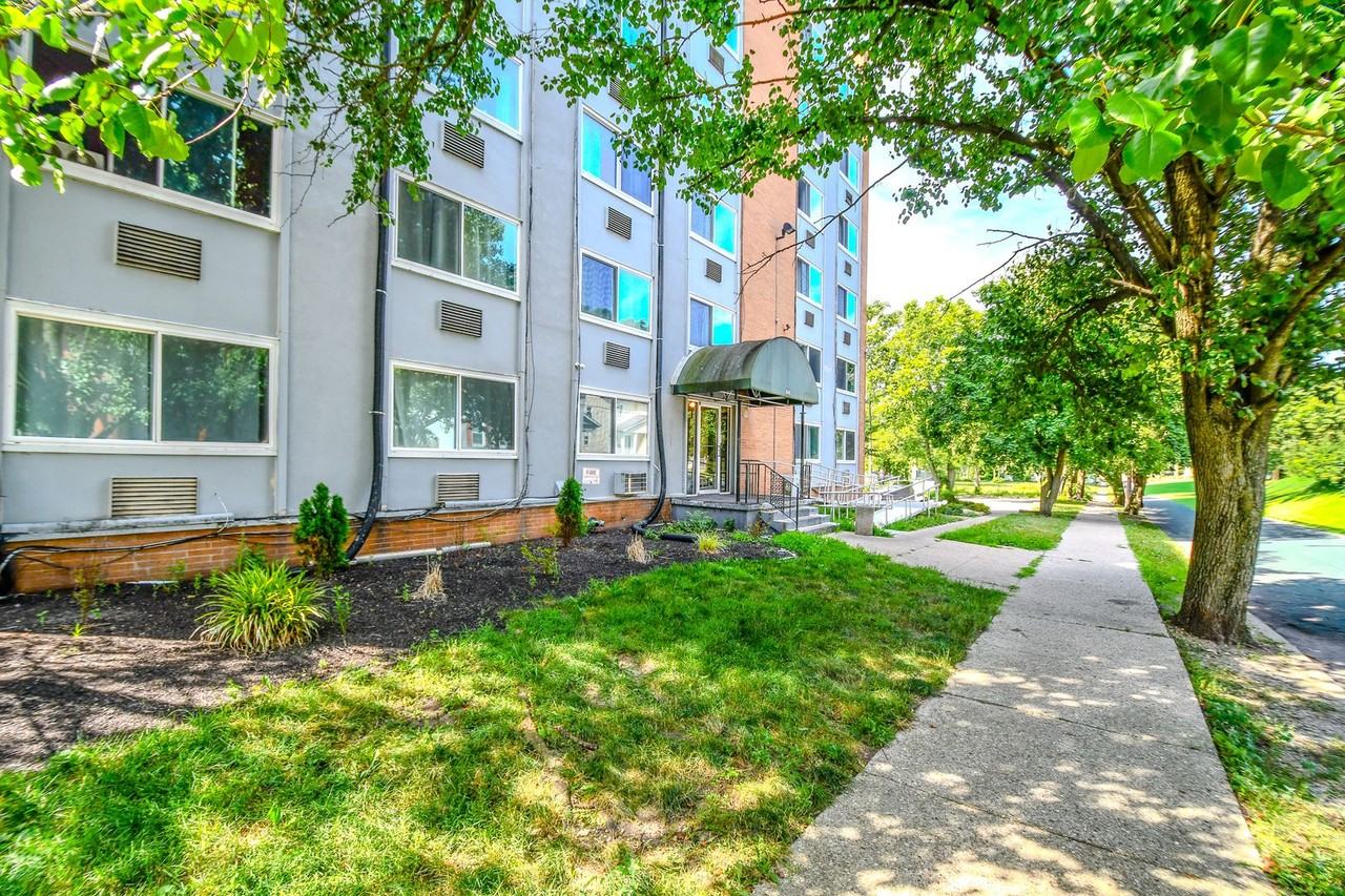 848 Riverview Ter - Photo 2 of 6