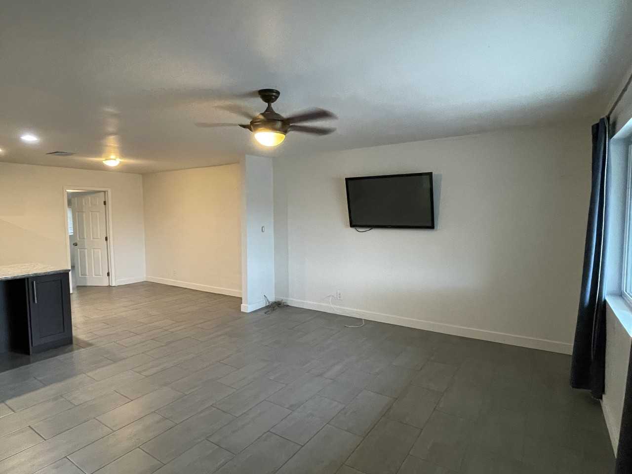 1730 S Parkside Dr - Photo 3 of 25