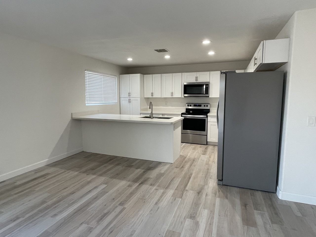 824 W Romo Jones St - Photo 2 of 14