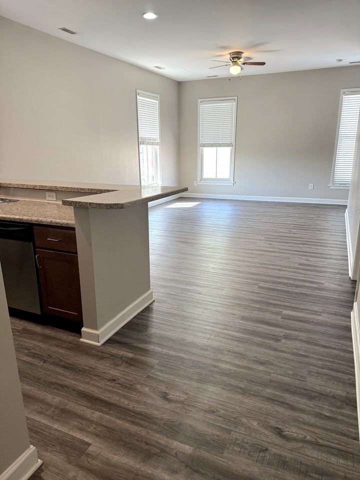 3249 Rue Royale St Apt 2 #2 - Photo 4 of 6