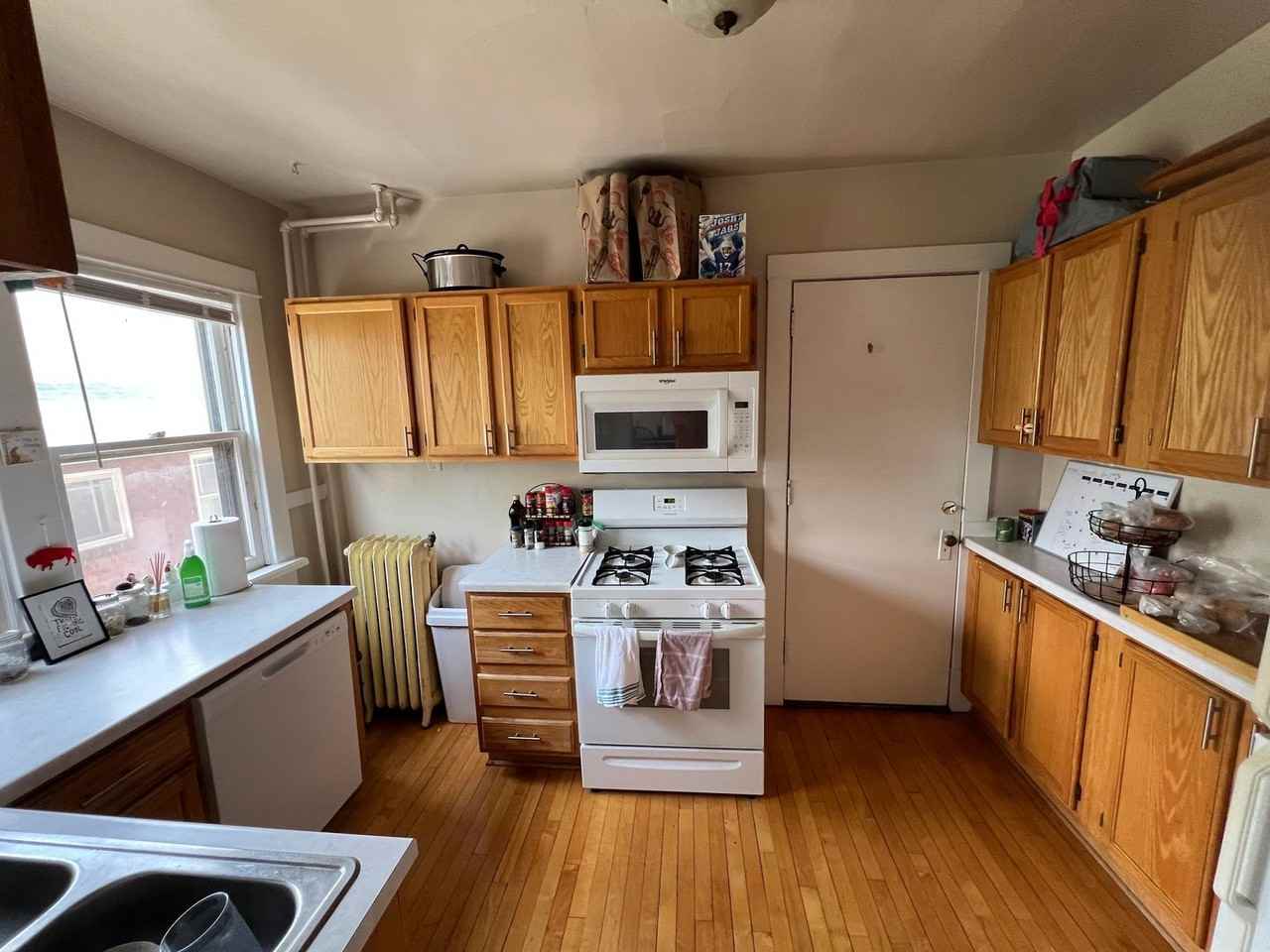 916 E Gorham St - Photo 4 of 17