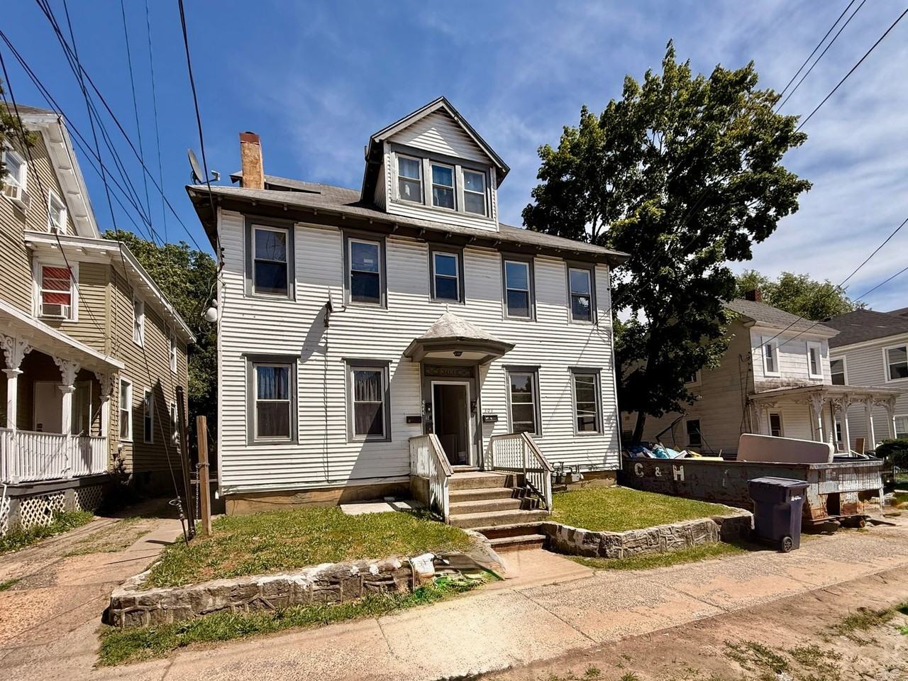 303 N Laurel St - Photo 2 of 31