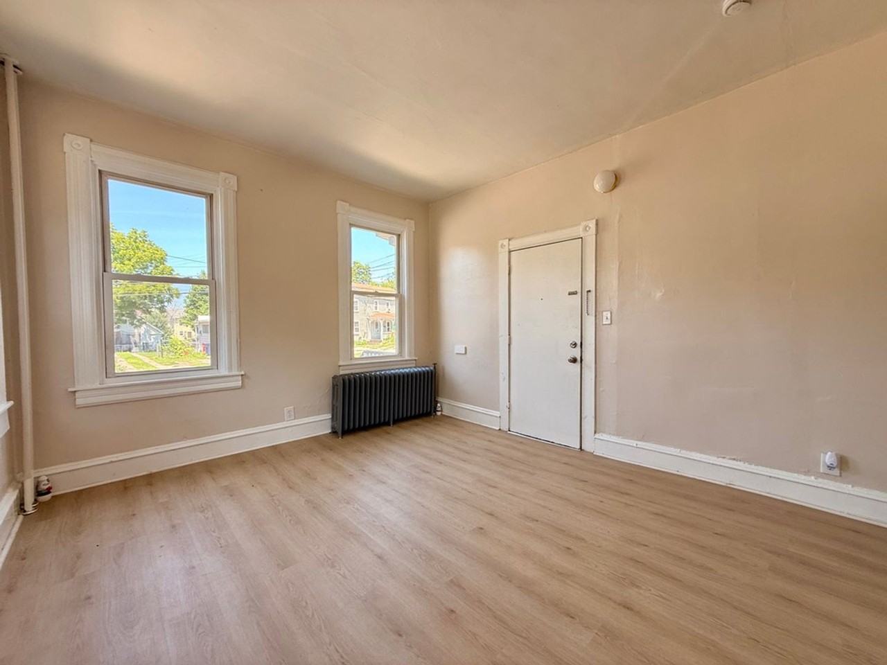 303 N Laurel St - Photo 3 of 31