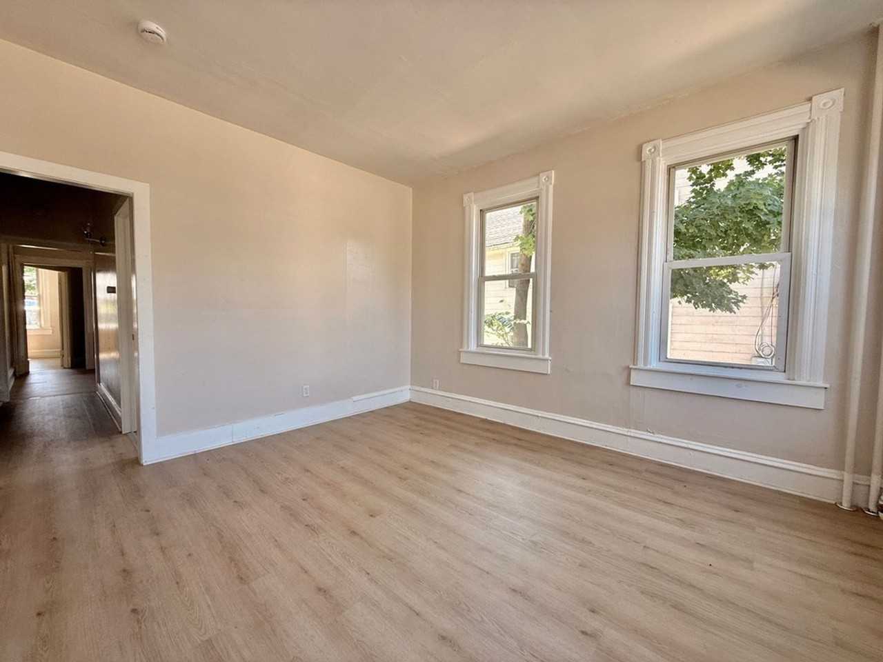 303 N Laurel St - Photo 4 of 31