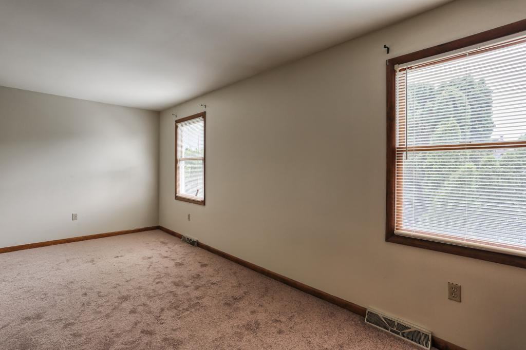32 Forest Cir - Photo 7 of 14