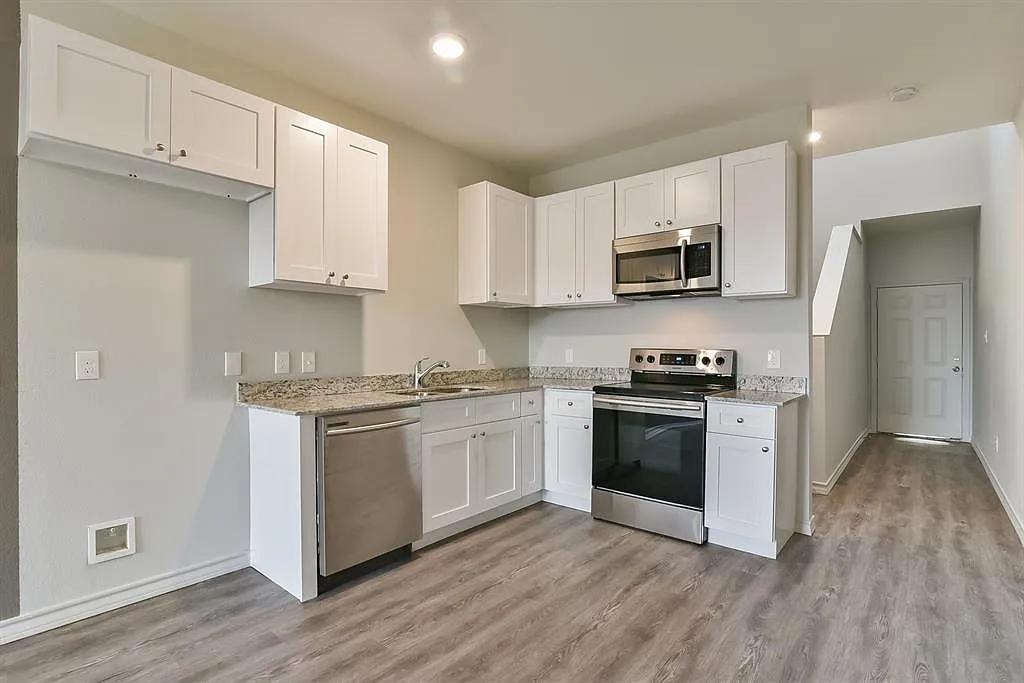 8006 Julie Ave - Photo 4 of 10