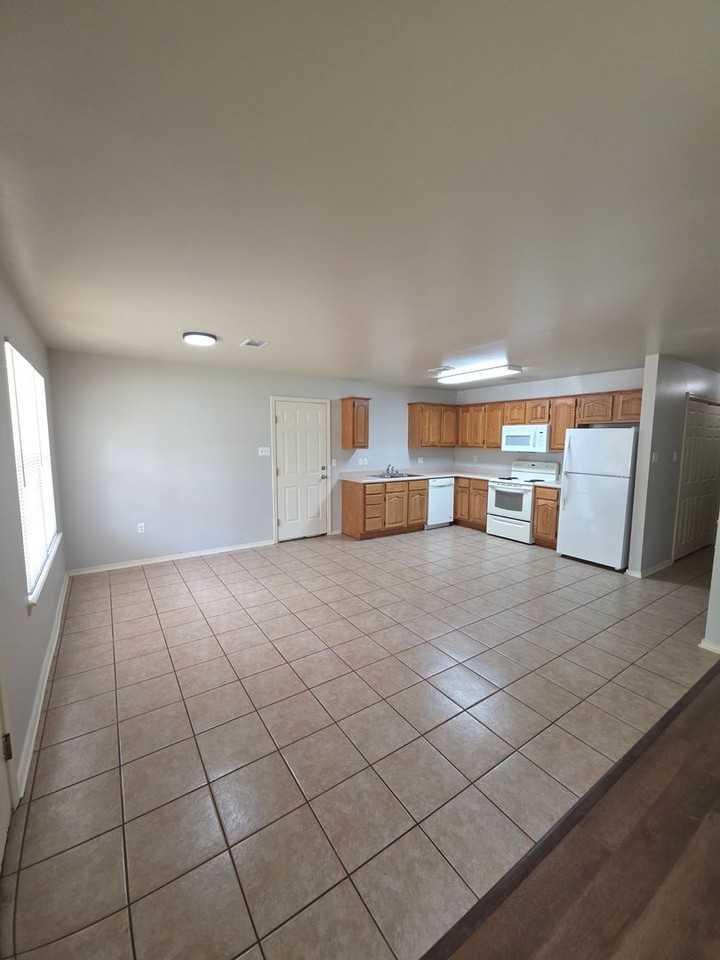 108 Poplar St - Photo 3 of 13