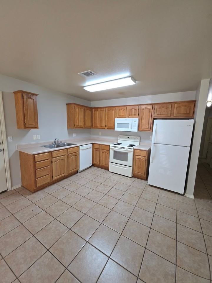 108 Poplar St - Photo 4 of 13