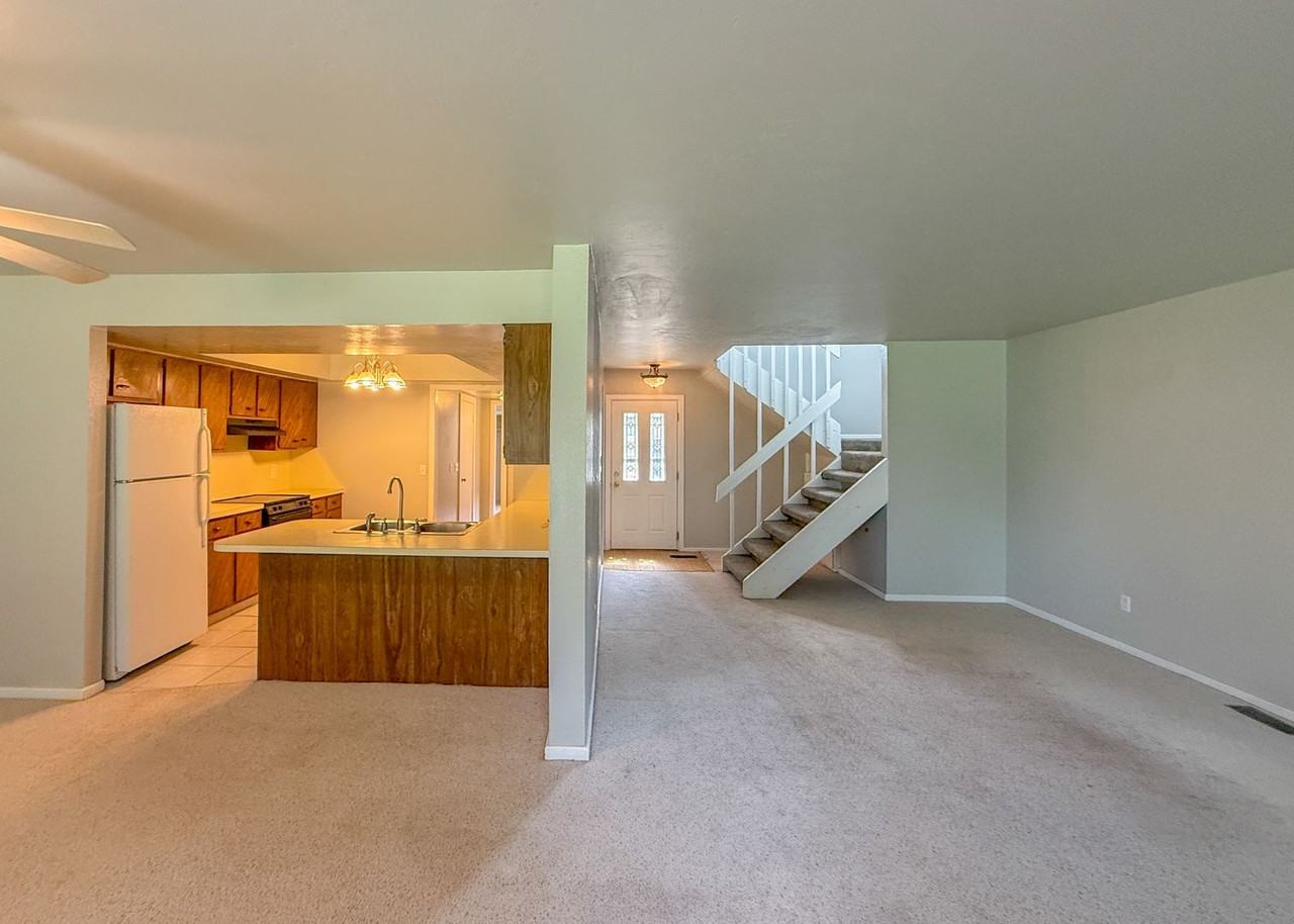 12021 Hawthorne Ln - Photo 5 of 36