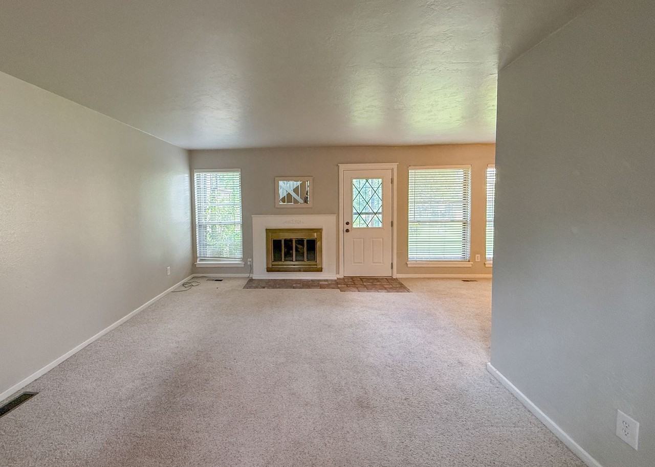 12021 Hawthorne Ln - Photo 4 of 36