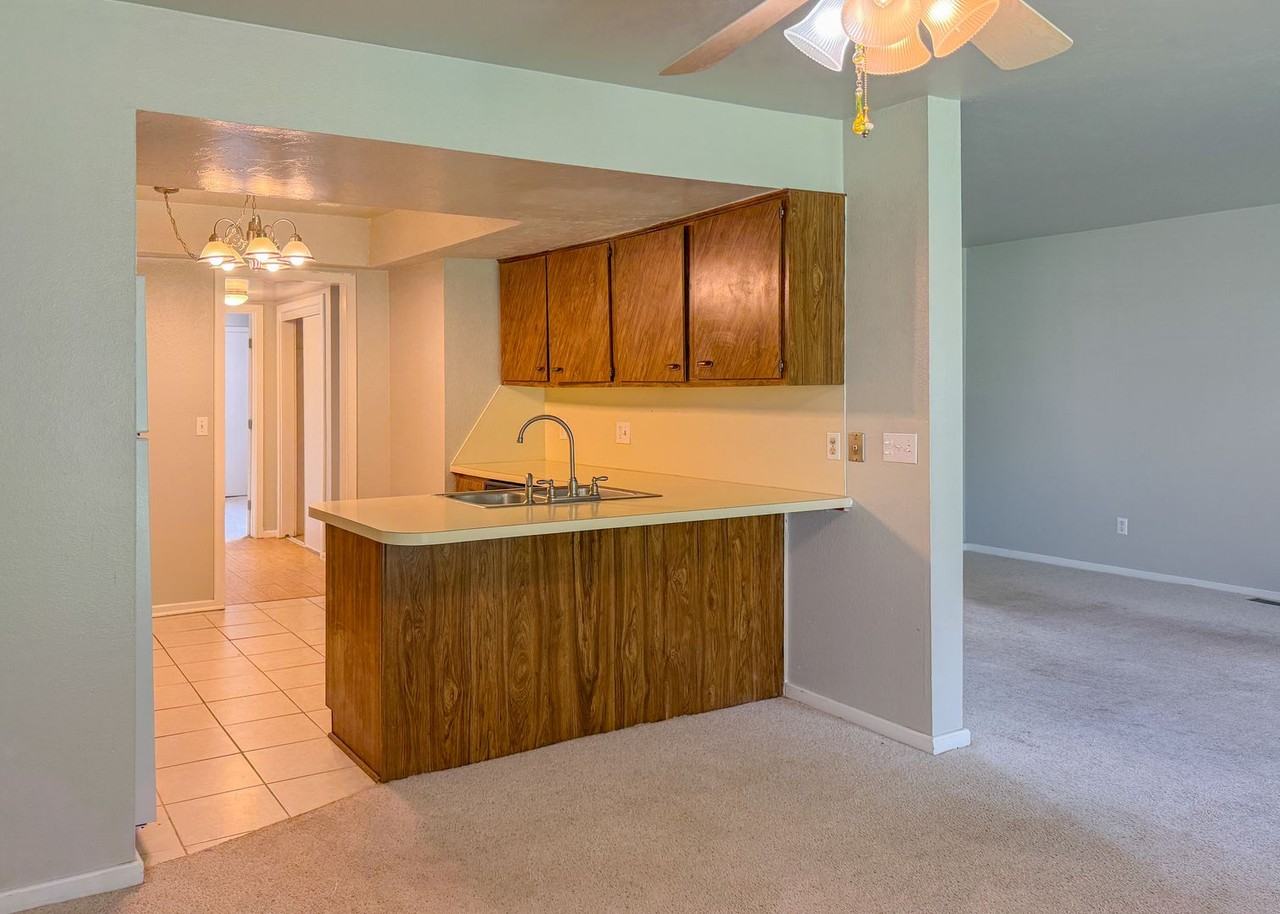 12021 Hawthorne Ln - Photo 3 of 36
