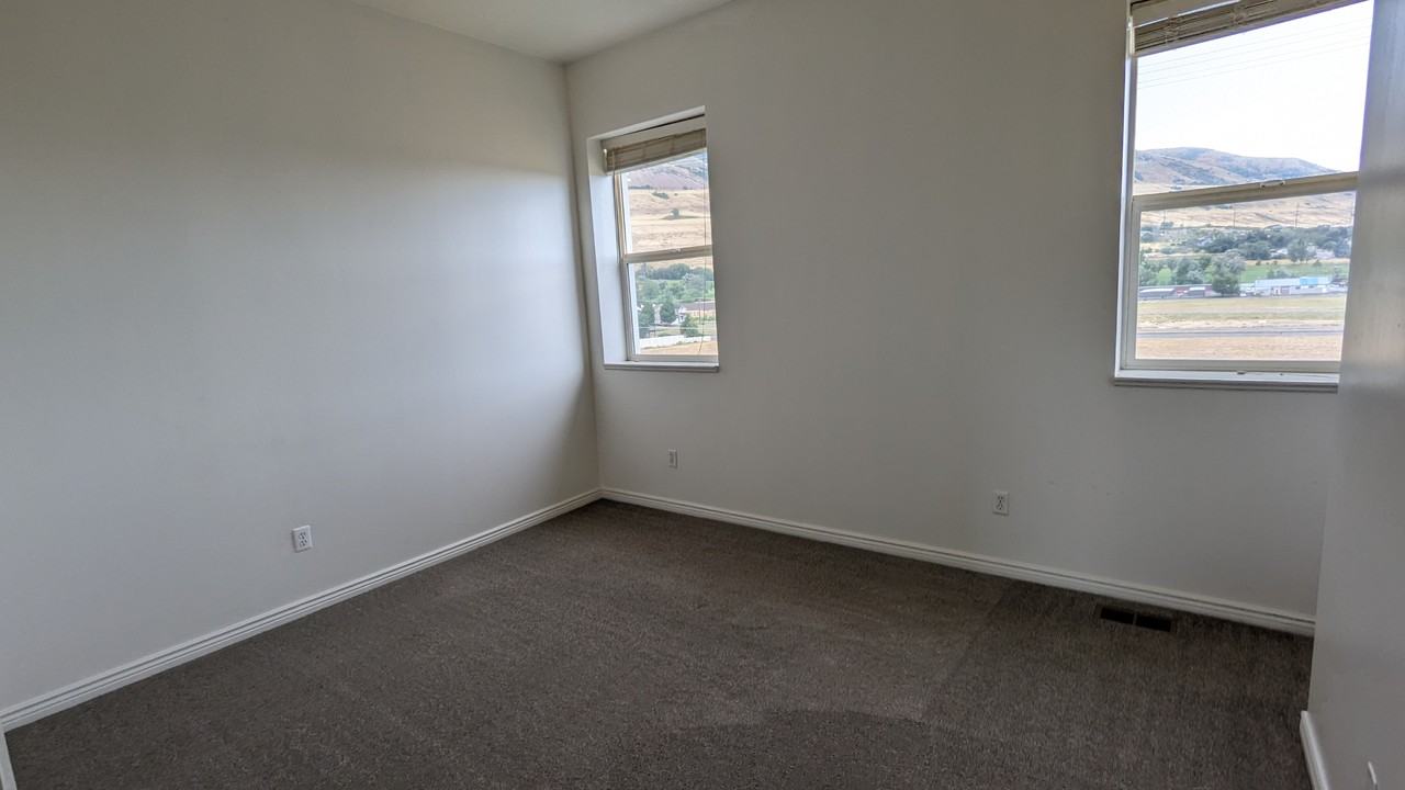 324 E Yellow Feather Dr - Photo 3 of 10