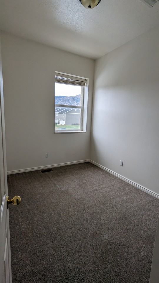 324 E Yellow Feather Dr - Photo 7 of 10