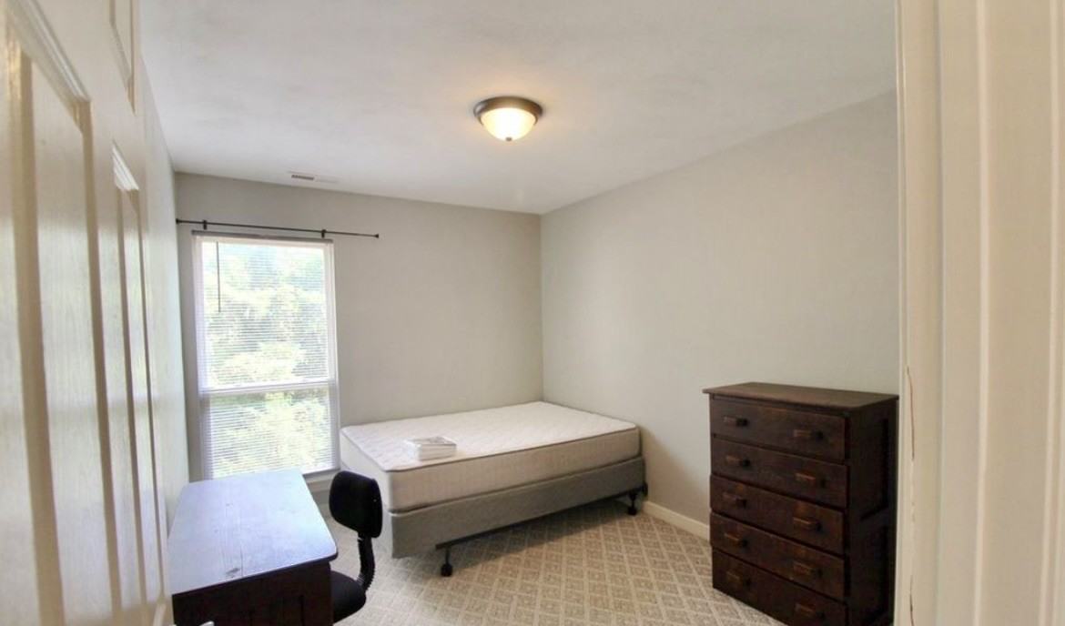 1444 Devon Ln - Photo 5 of 9