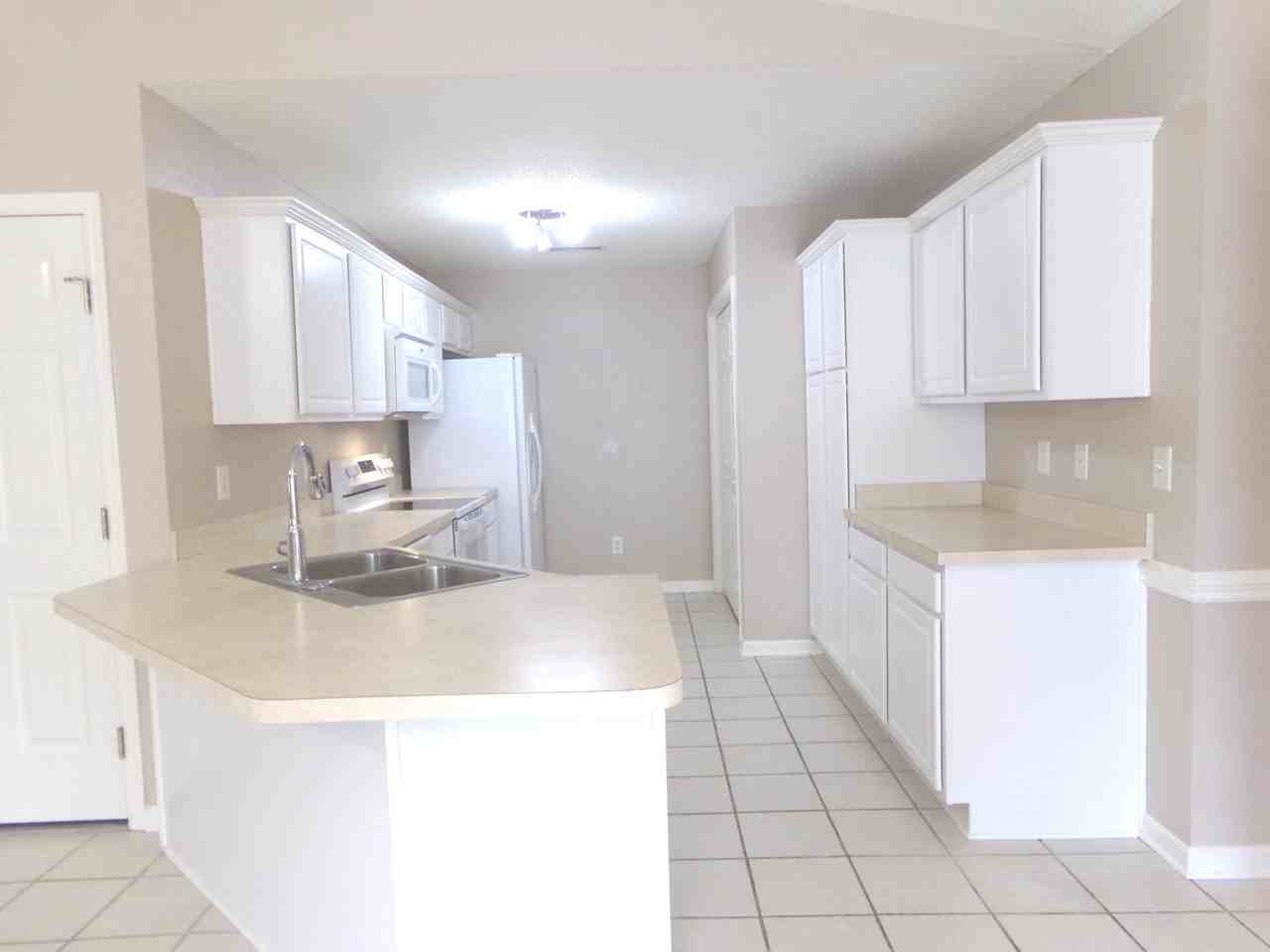 409 Nordhoff St - Photo 4 of 10