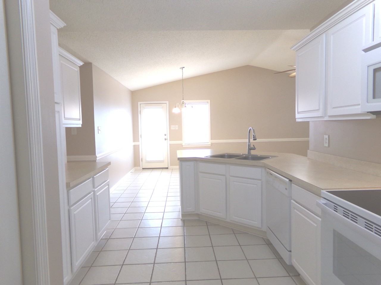 409 Nordhoff St - Photo 5 of 10