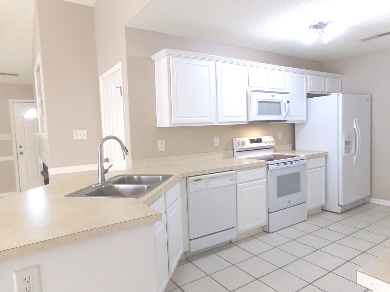409 Nordhoff St - Photo 6 of 10