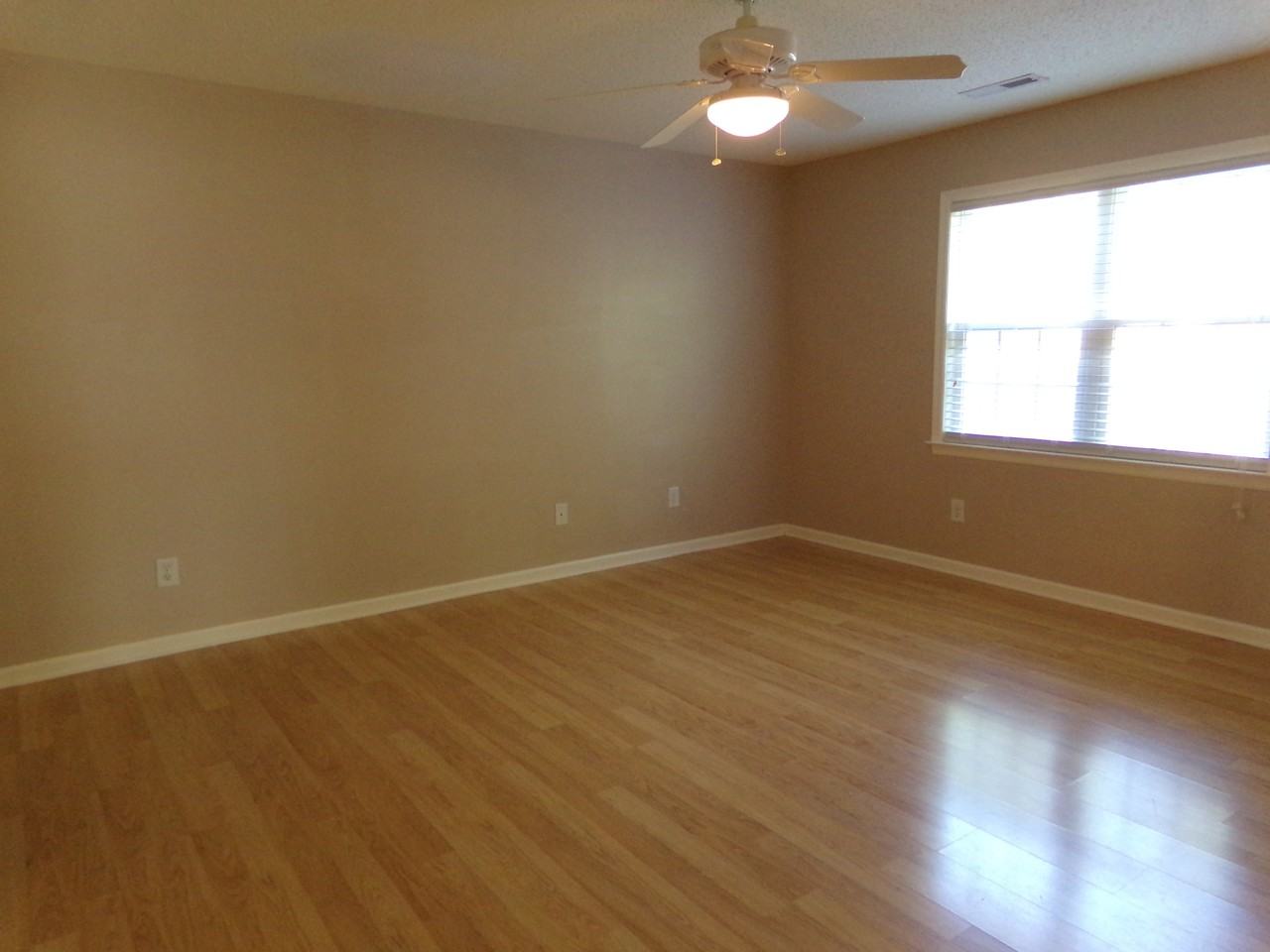 409 Nordhoff St - Photo 7 of 10
