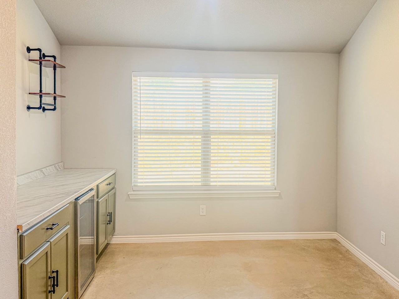 1459 Dryden Ave - Photo 4 of 14