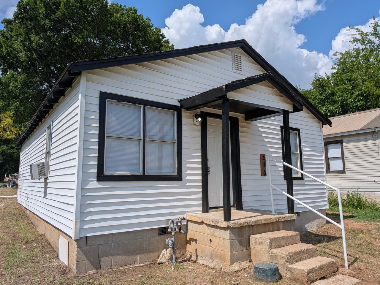 616 W Oklahoma Ave - Photo 3 of 12