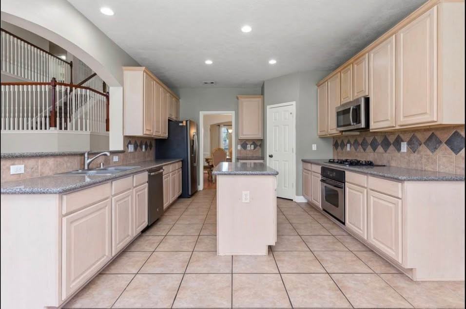 3531 Shoreview Ln - Photo 5 of 46