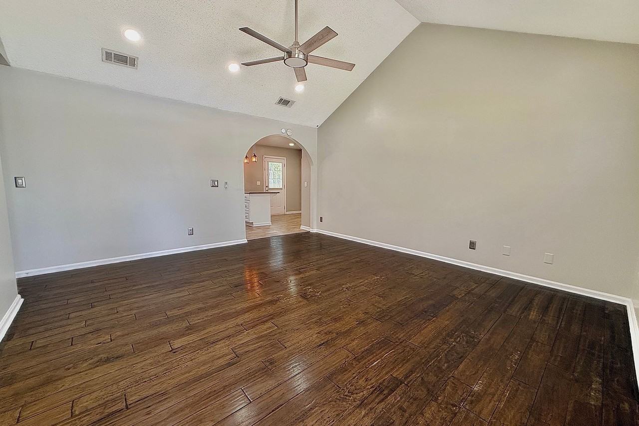 337 Ne Sheila Dr - Photo 2 of 38