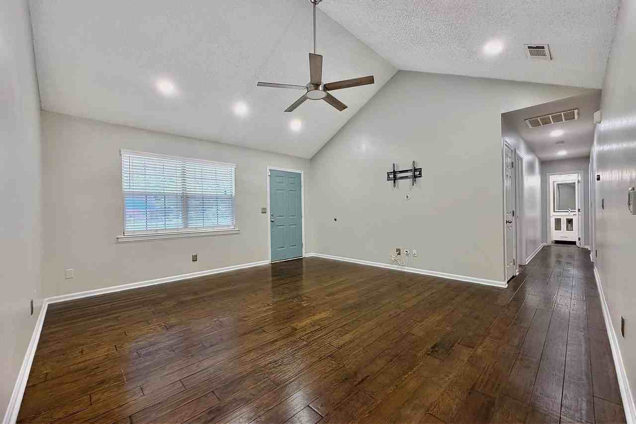 337 Ne Sheila Dr - Photo 3 of 38
