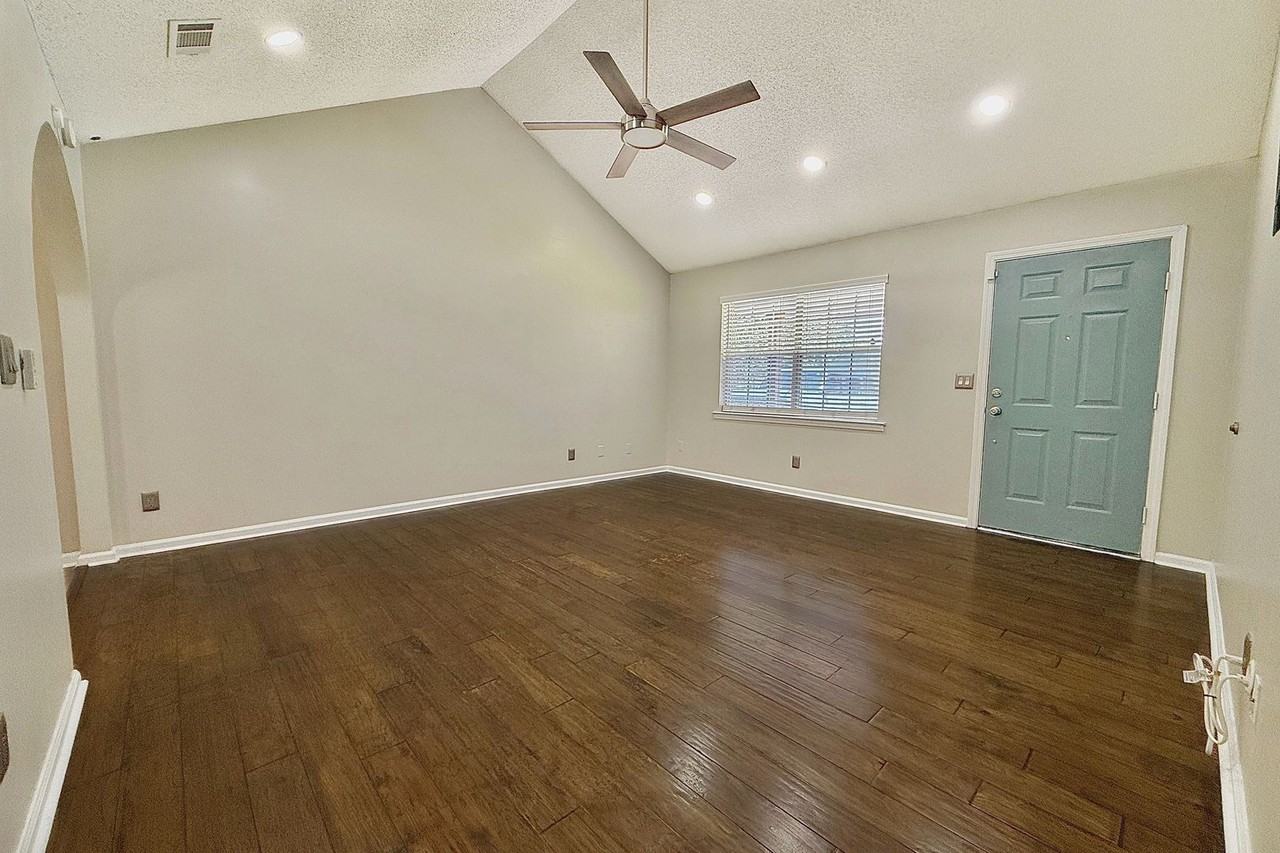 337 Ne Sheila Dr - Photo 4 of 38
