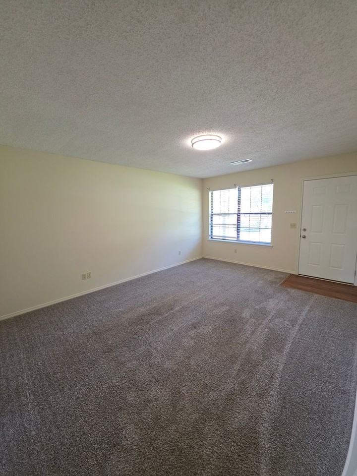 504 E 14th St - Photo 2 of 16