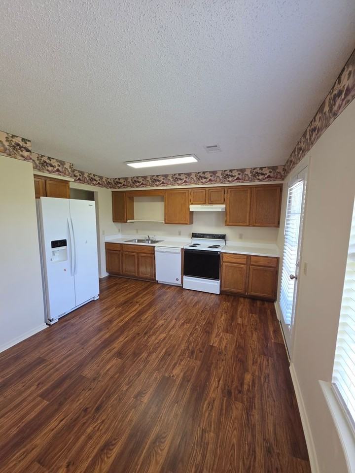 504 E 14th St - Photo 4 of 16