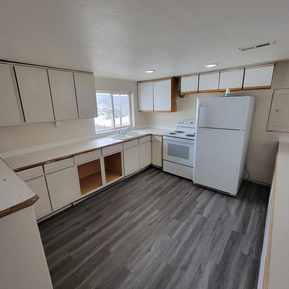 NE Spokane 2 bedroom apartment (Fresh paint and flooring) - Photo 2 of 7