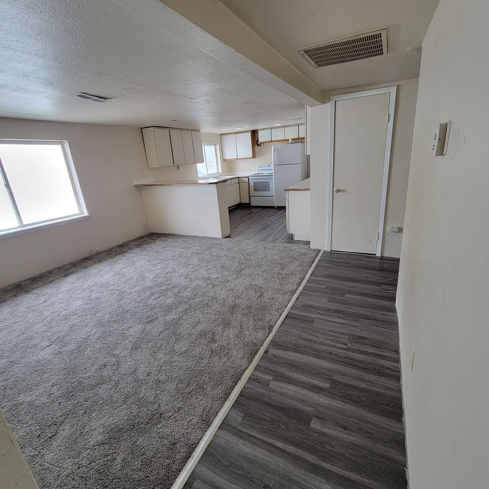 NE Spokane 2 bedroom apartment (Fresh paint and flooring) - Photo 3 of 7
