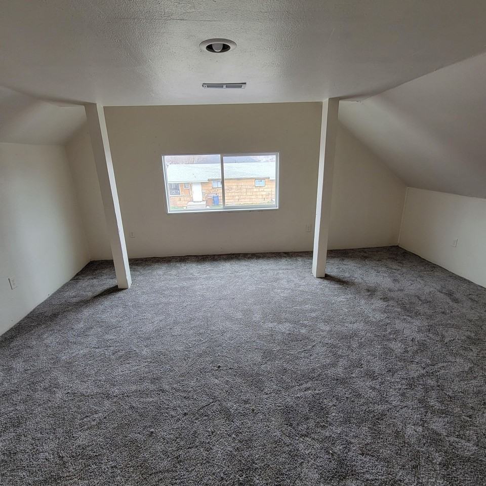 NE Spokane 2 bedroom apartment (Fresh paint and flooring) - Photo 5 of 7