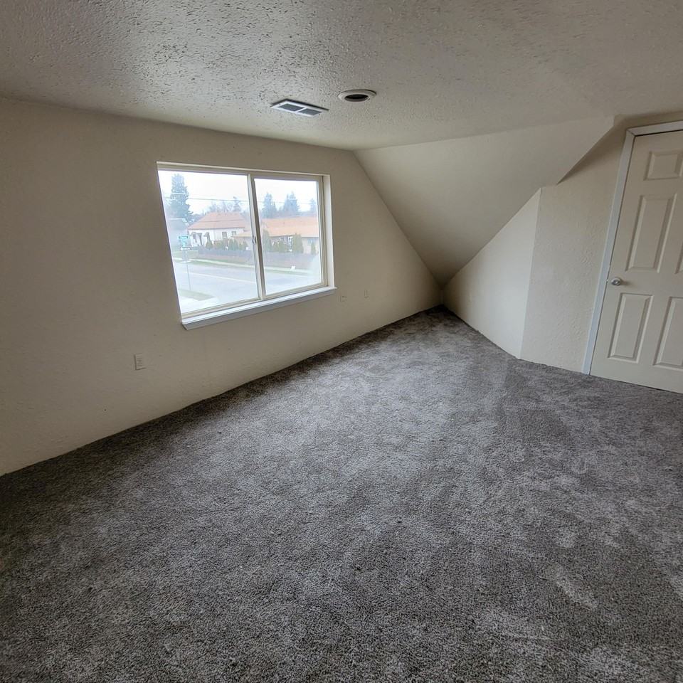 NE Spokane 2 bedroom apartment (Fresh paint and flooring) - Photo 6 of 7