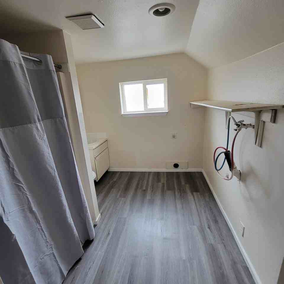 NE Spokane 2 bedroom apartment (Fresh paint and flooring) - Photo 7 of 7