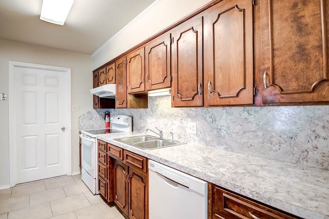 1407 Akron Dr - Photo 5 of 24