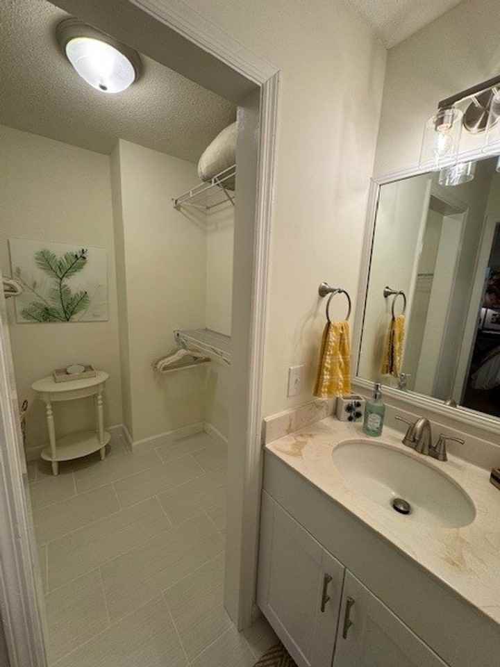 912 Newcastle St - Photo 3 of 17