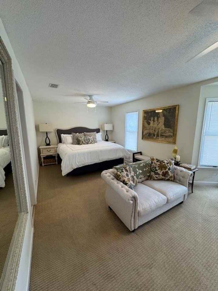 912 Newcastle St - Photo 4 of 17