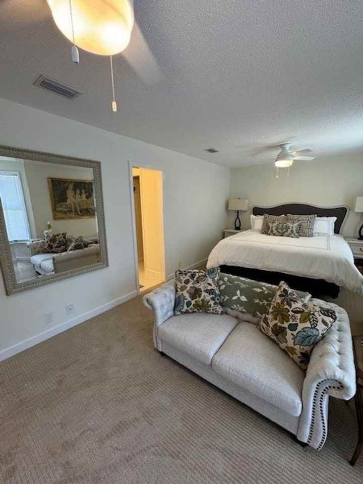 912 Newcastle St - Photo 5 of 17