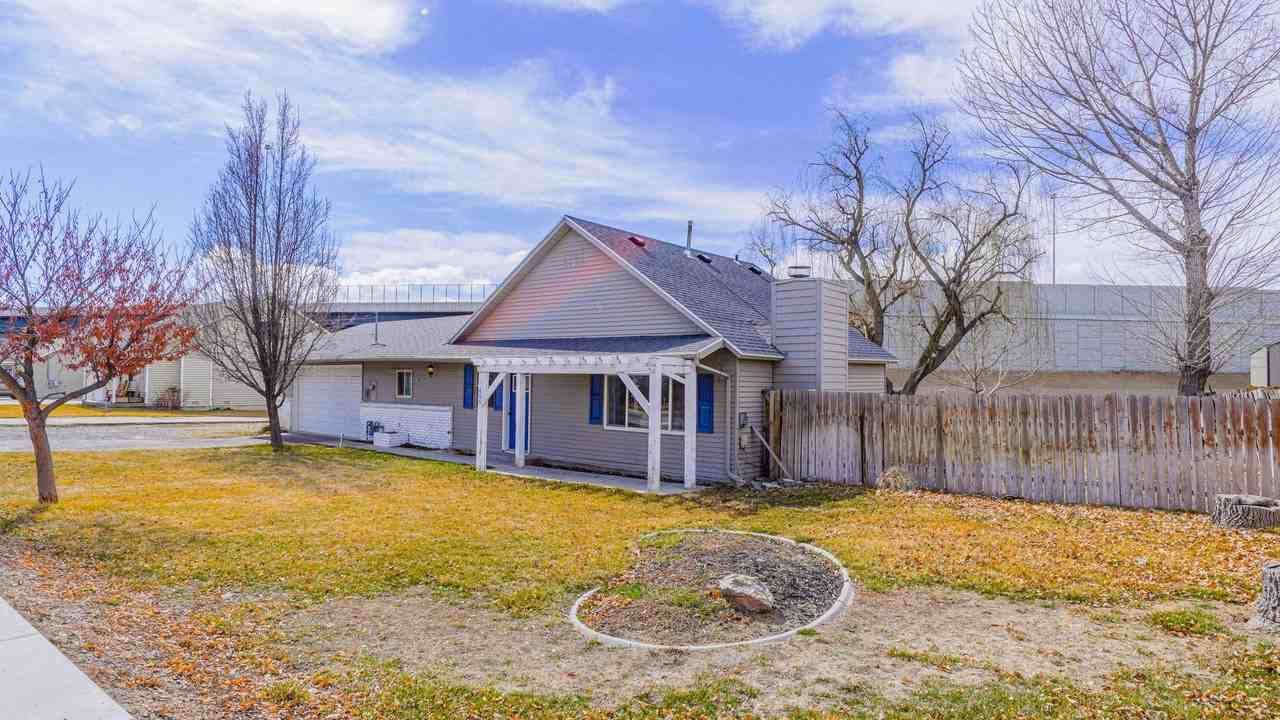 405 N 900 E - Photo 2 of 25