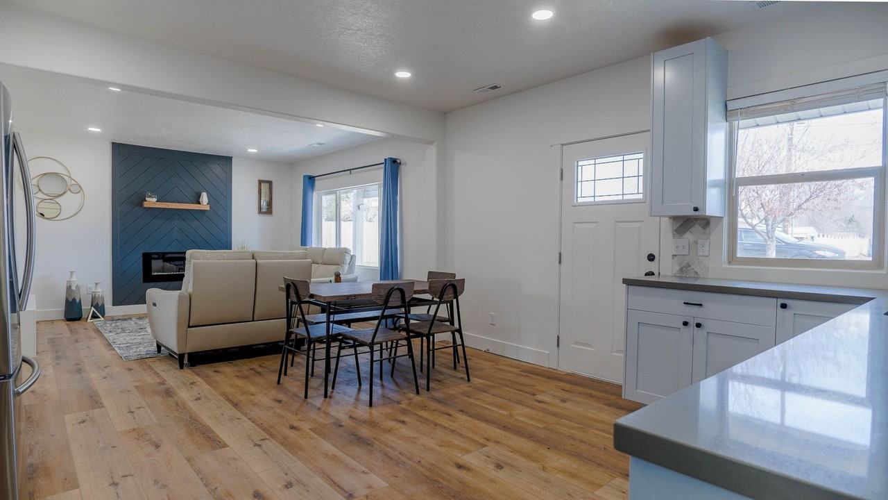 405 N 900 E - Photo 3 of 25