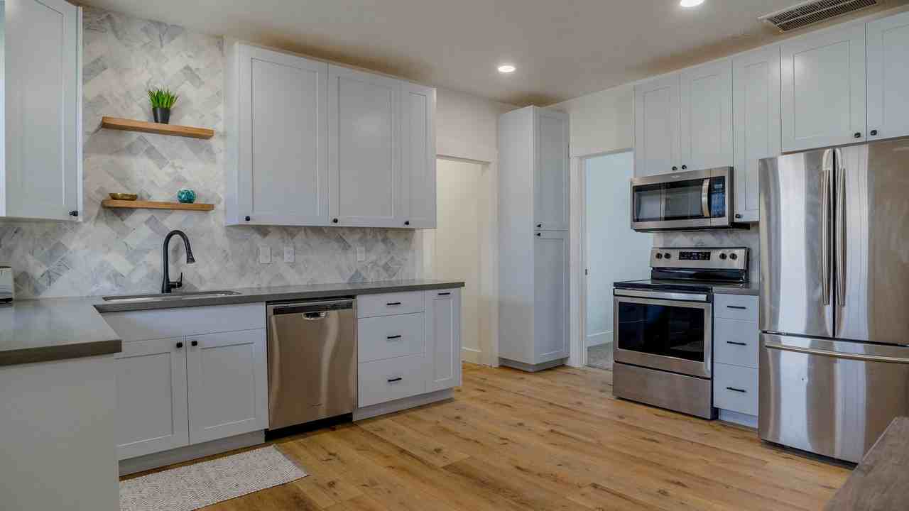 405 N 900 E - Photo 4 of 25