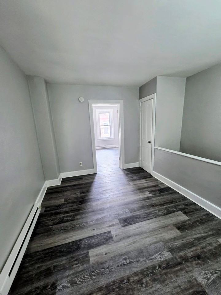 816 Laufer St - Photo 7 of 11