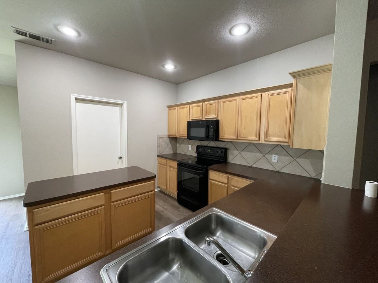 7404 Fossil Creek Dr - Photo 3 of 11