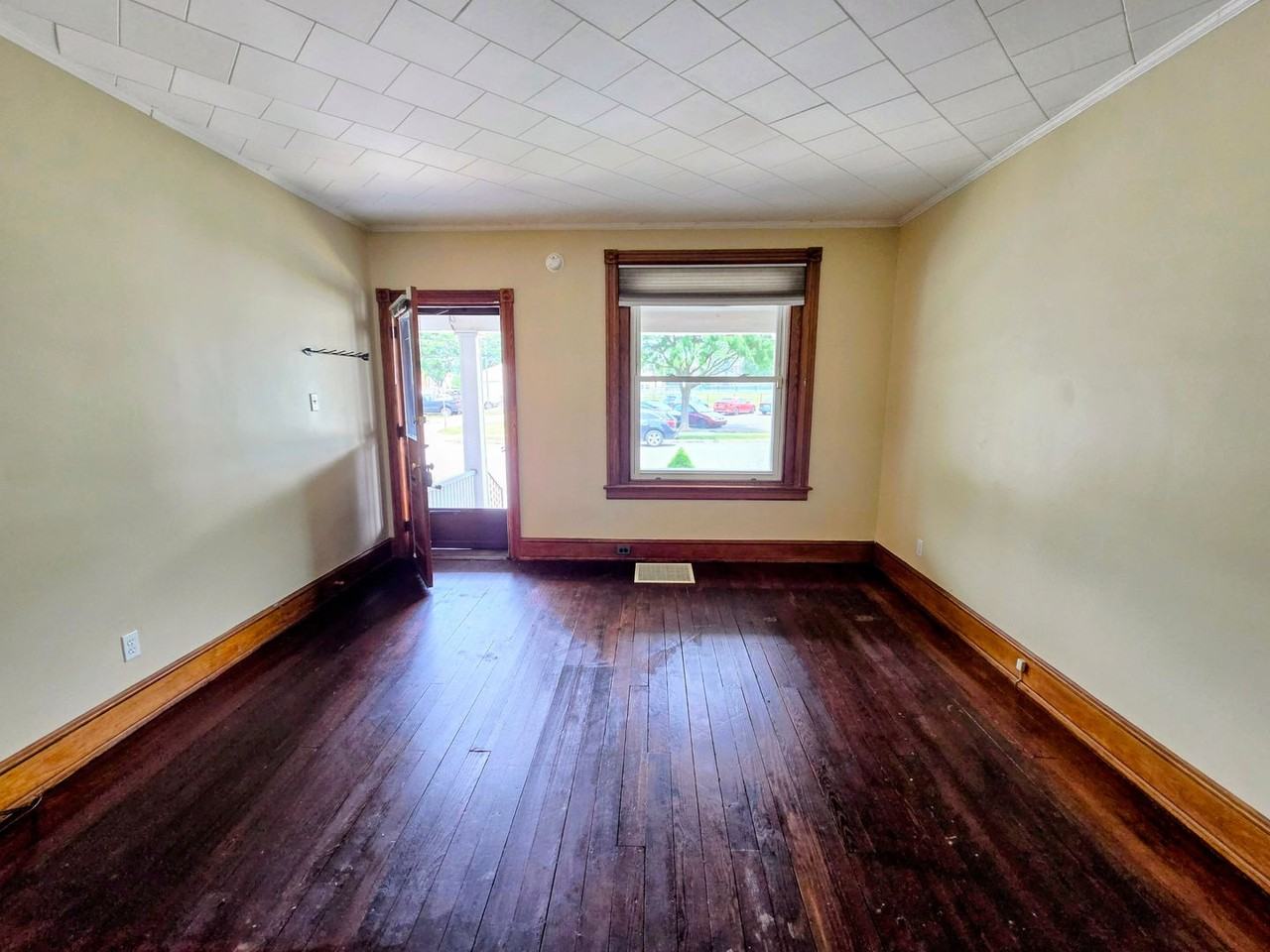 424 E Locust St - Photo 3 of 23