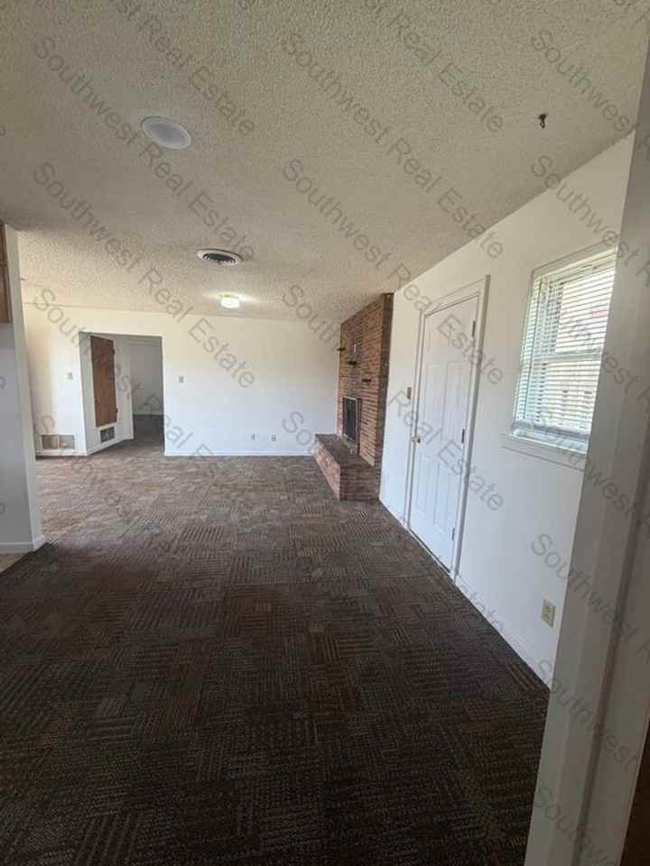 1412 W 10th St - Photo 2 of 12