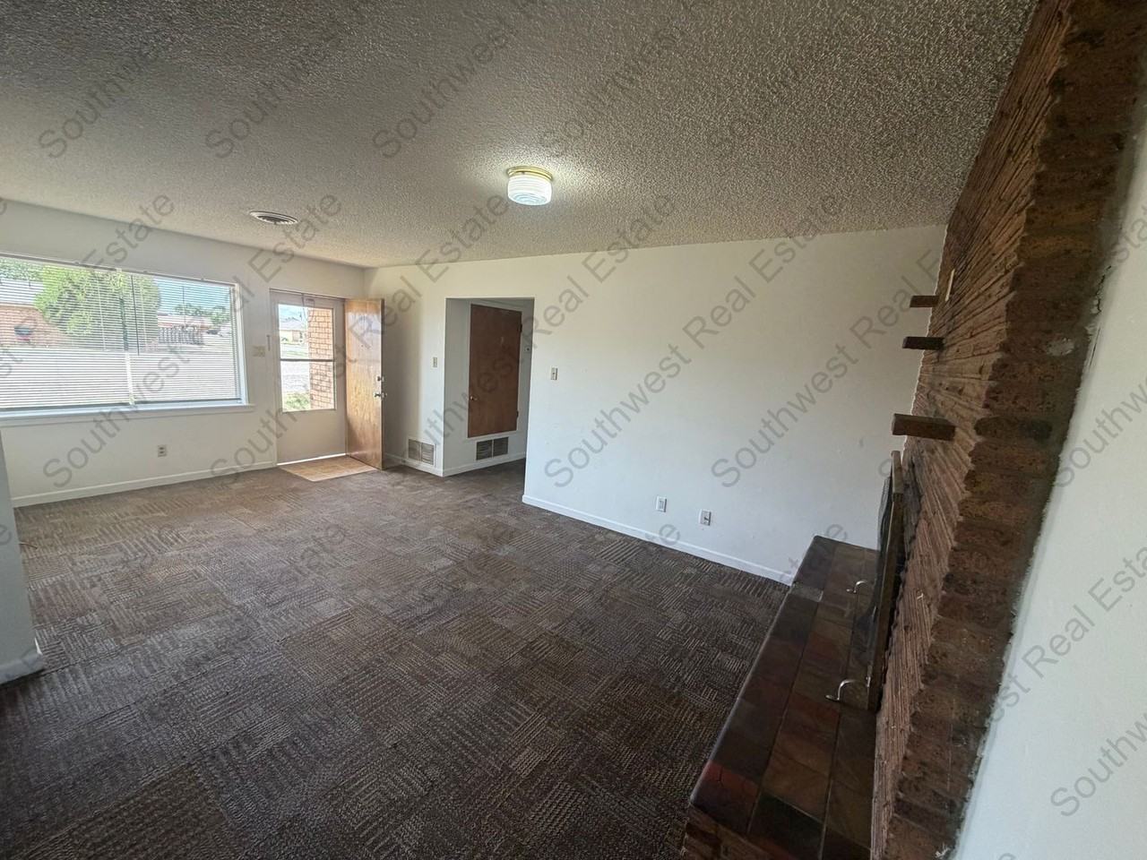 1412 W 10th St - Photo 3 of 12